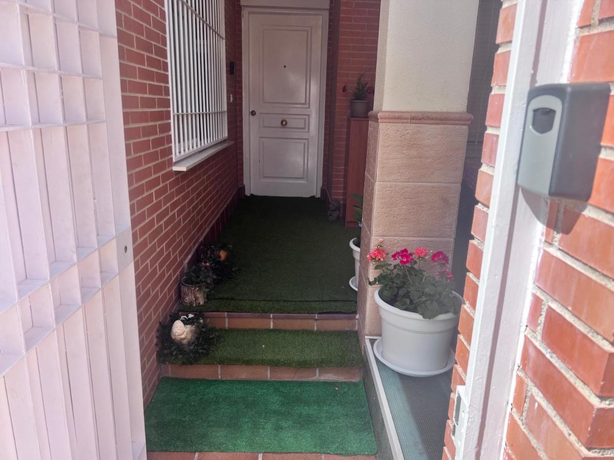 그라나다 Casa Ideal Familias Y Grupos Con Balcones Exterior Soleada Patios Cerca Alhambra, Sierra Nevada, Rio Genil, Lancha Del Genil, Parque Llano Y Reloj Del Sol Con Barbacoas, Campo De Futbol, Circuito Gimnasia 아파트 외부 사진