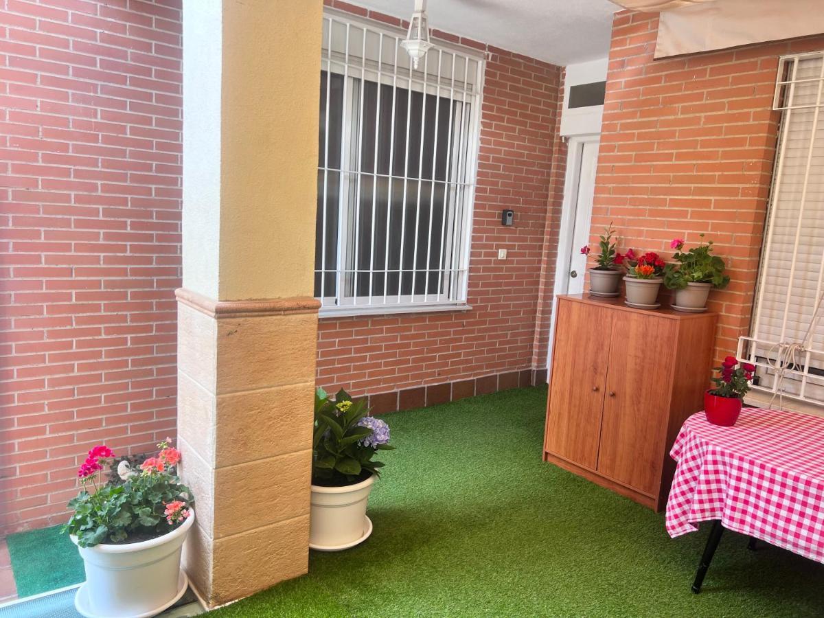 그라나다 Casa Ideal Familias Y Grupos Con Balcones Exterior Soleada Patios Cerca Alhambra, Sierra Nevada, Rio Genil, Lancha Del Genil, Parque Llano Y Reloj Del Sol Con Barbacoas, Campo De Futbol, Circuito Gimnasia 아파트 외부 사진